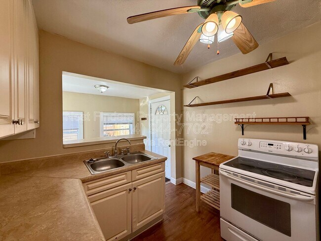 Building Photo - 625 Meteor St