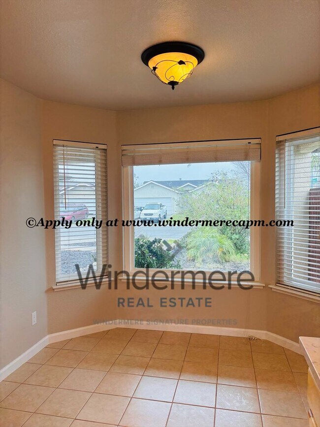 Building Photo - Available now! Charming 3-bed, 2-bath Gem in East Del Paso Heights- Your Perfect Home Awaits!