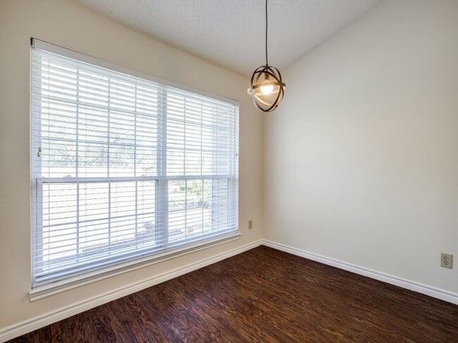 Building Photo - Two bedroom in the shaded Fair Oaks Apartments