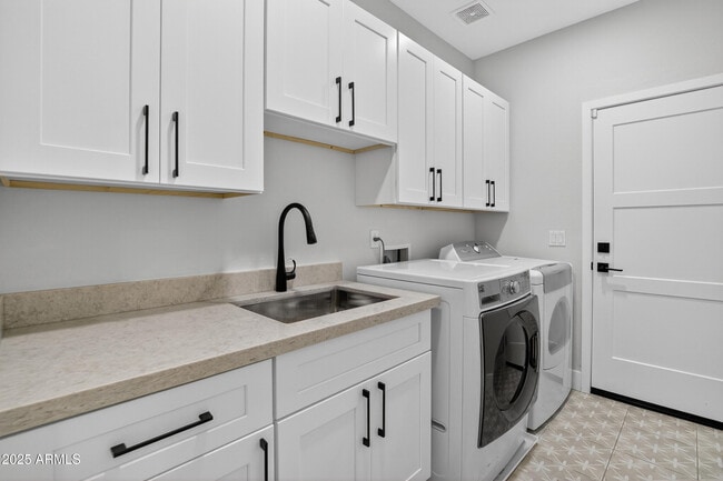 Building Photo - 10587 E Sheena Dr