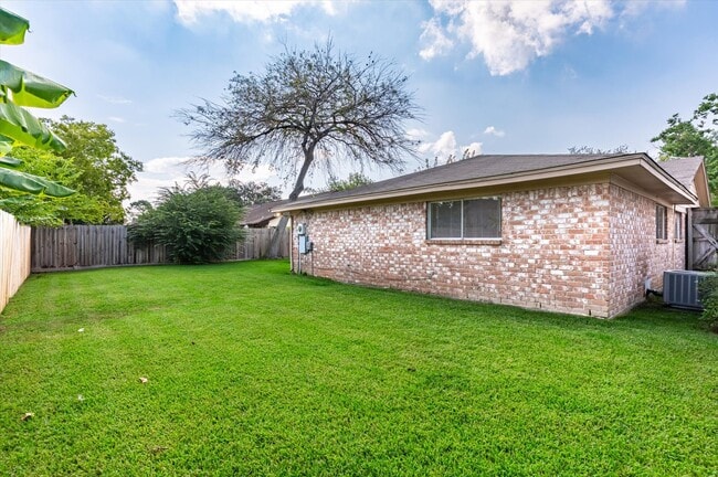 Building Photo - 9306 Sanford Rd