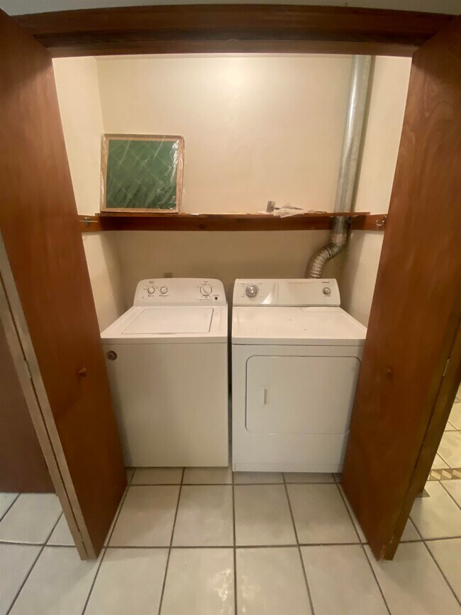 Building Photo - 1102 Greentree Ct