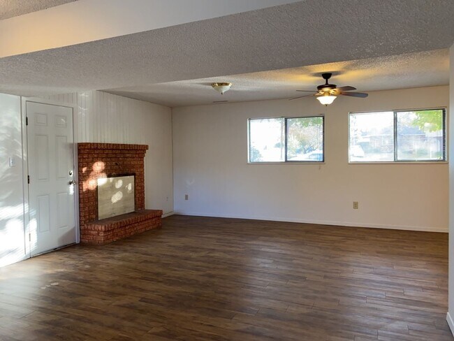 Building Photo - Start a Lease by 12/1 and Receive a $500 R...
