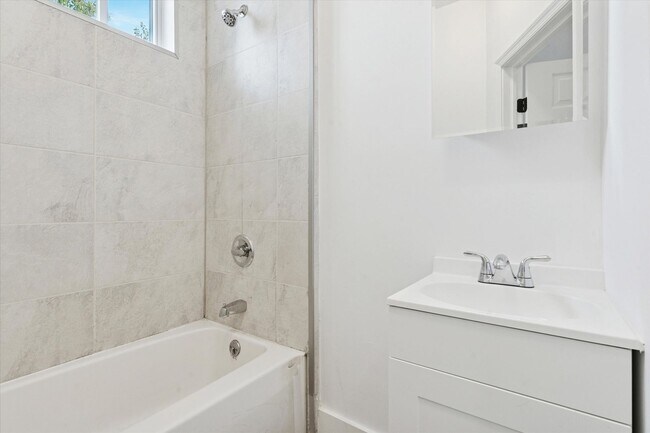 Building Photo - 3 Bedroom House North Philly- Newly Renovated