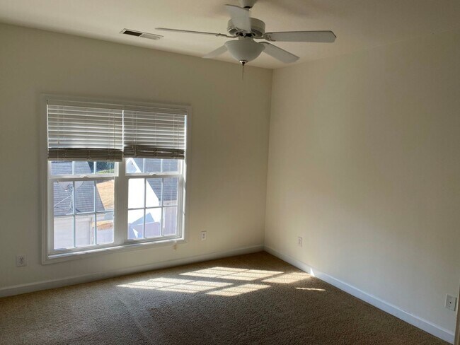 Building Photo - Walk To Shop and Dining - Fantastic North Charlotte Location