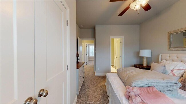 Building Photo - 4 Bed Northgate Townhome Pre-leasing for August Move In!