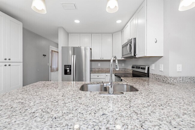 Building Photo - 3611 Stonewall Ave