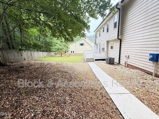Building Photo - 401 Holly Berry Ln