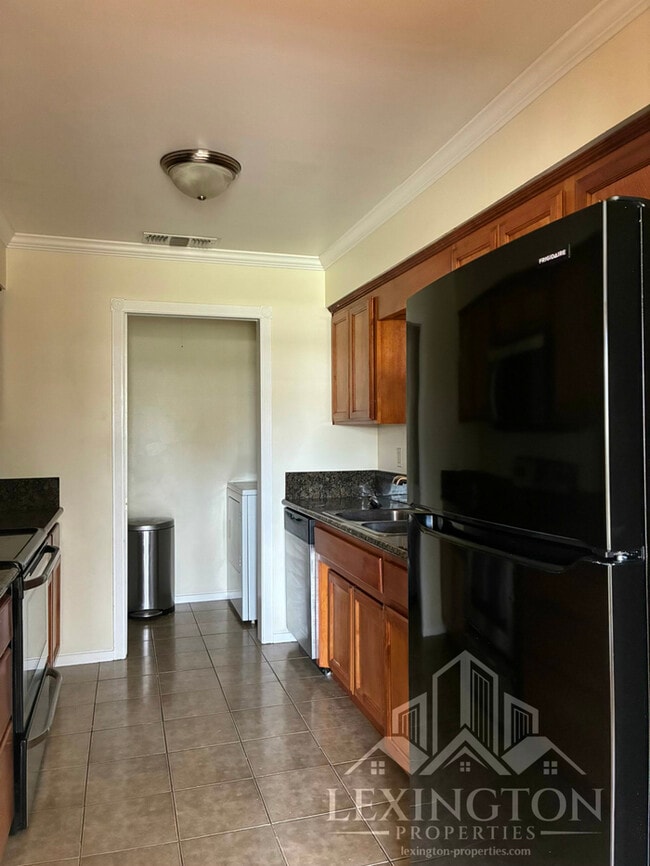 Building Photo - Wonderful, 3BD/2BA, Home off Bell St. and ...