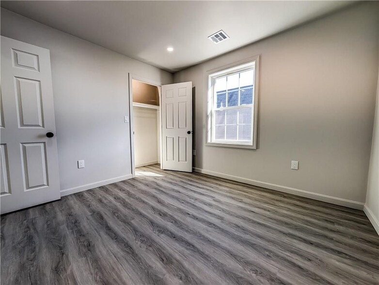 Building Photo - 28 Julian St