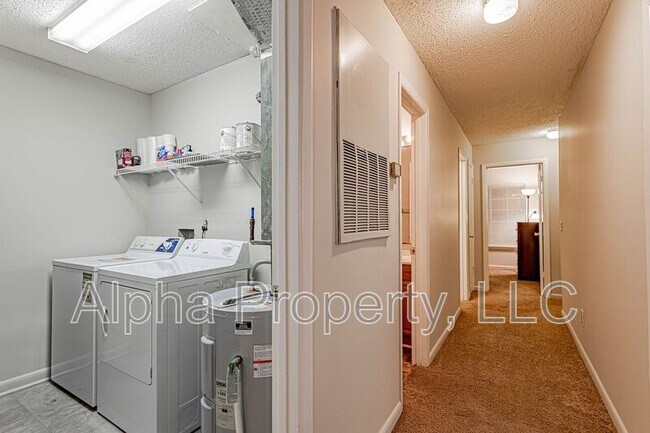 Building Photo - 220 Elm St