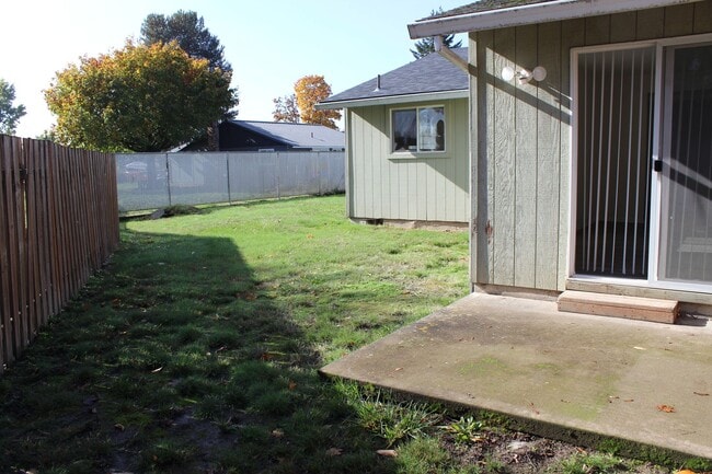 Building Photo - 4 bedroom 2 bath ranch house