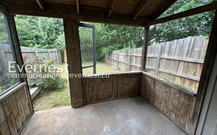 Building Photo - 2445 Hampstead Dr