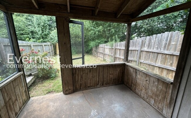 Building Photo - 2 Bed/1.5 Bath Townhome with Fenced Yard / Pet-Friendly / Available Now!