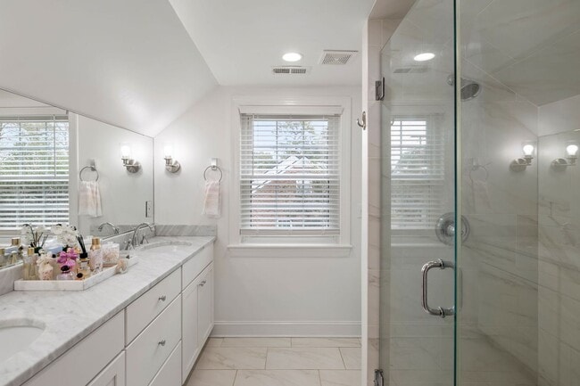 Building Photo - 3BD/3BA PLUS LOFT AND DETACHED ADU Located in SOUTH WINDAMERE-Available May 1, 2026!