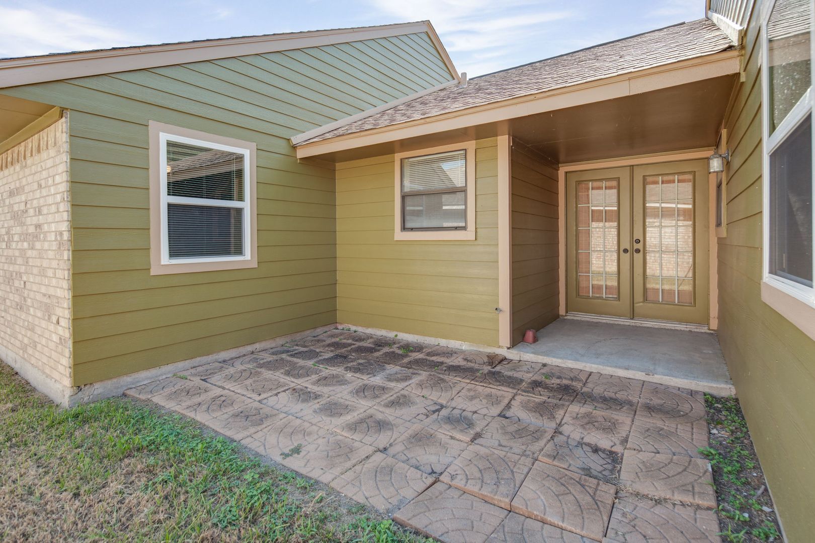 Building Photo - JUNE SUBLEASE!!!!  Adorable 3 Bedroom 2 Bathroom Home with Yard and 2 Car Garage!