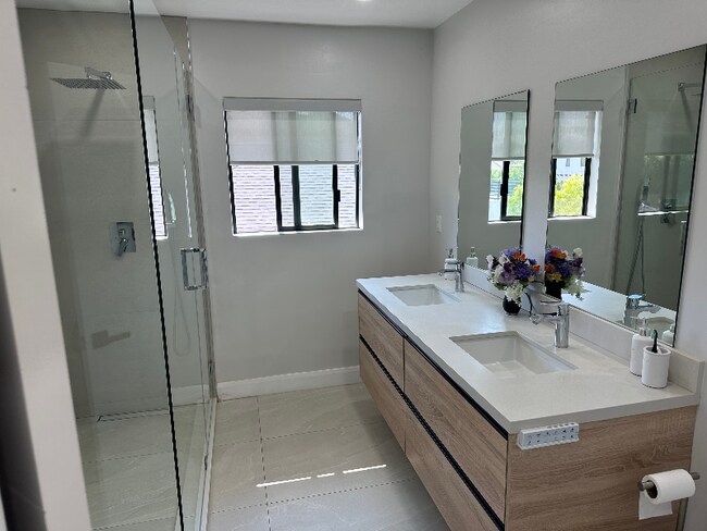 Building Photo - 18912 Pasadero Dr