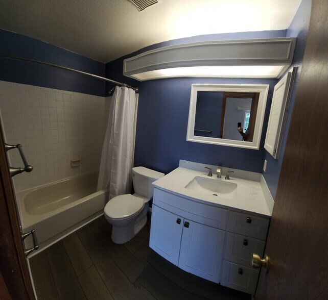 Master Full Bath - 415 Pheasant Run