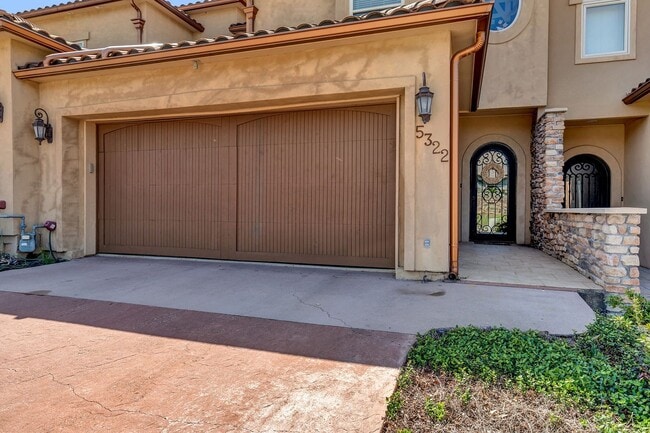 Building Photo - Gorgeous Townhome in The Villas of Hollytree!