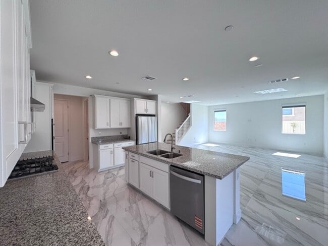 Building Photo - Spacious 5BD/3BA Home with Loft, Solar & B...