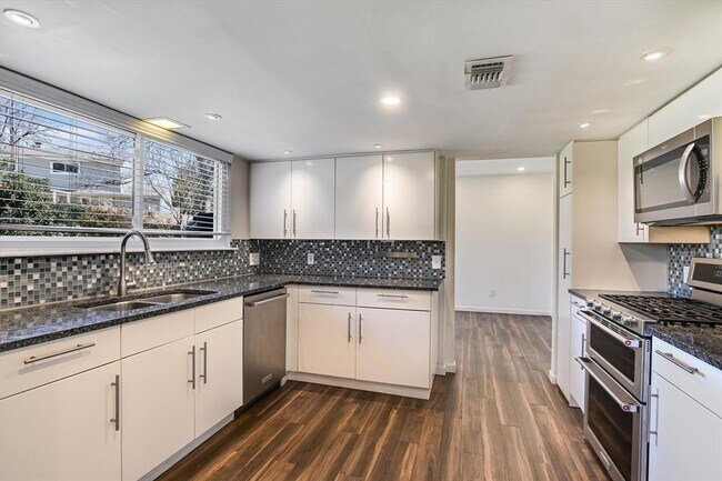 Building Photo - 7105 Meadowood Dr