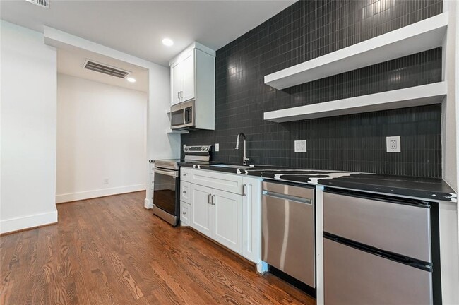 Building Photo - 425 W 21st St