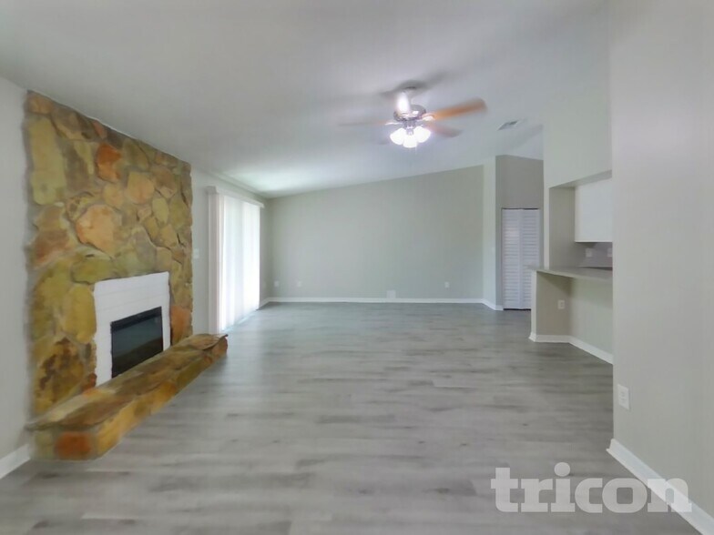 Building Photo - 3183 Bee St E