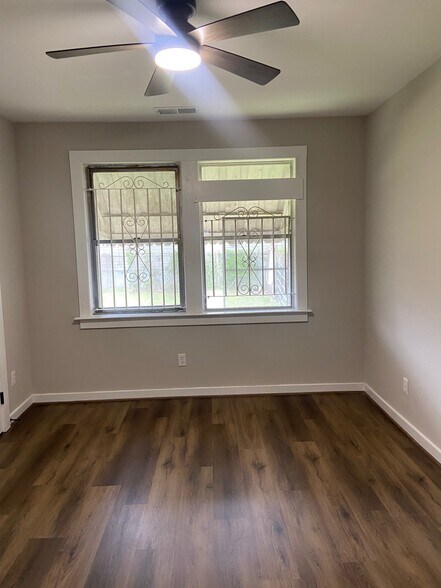 Building Photo - 56 18th Ave S