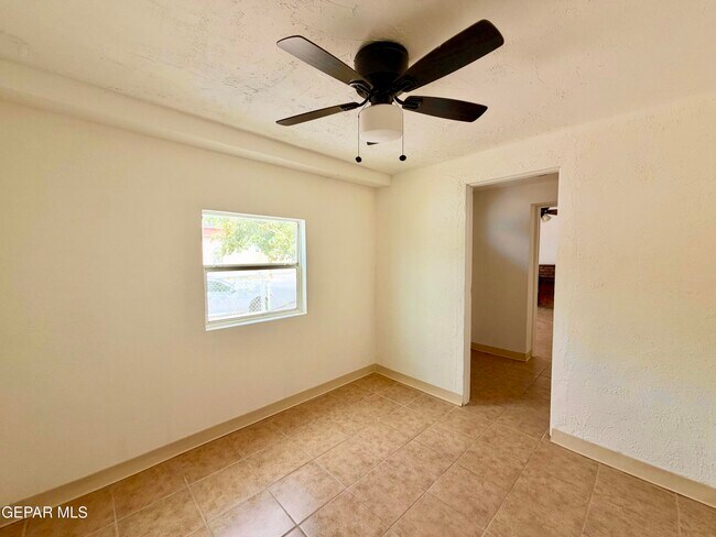 Building Photo - 418 S Estrella St