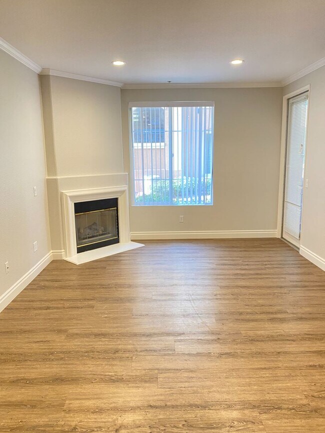 Building Photo - Great first floor corner unit!!