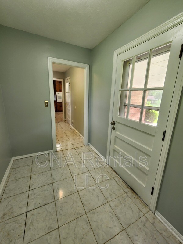 Building Photo - 626 Honeybear Ln