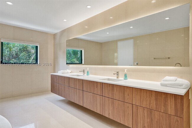 Building Photo - 240 Ocean