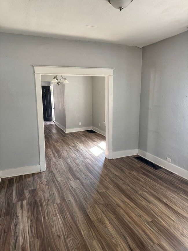 Building Photo - Nice affordable single family home with garage!