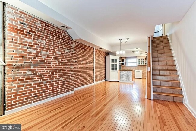 Building Photo - 814 S Clinton St