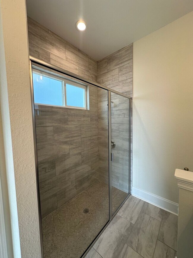 Building Photo - Gorgeous New Contsruction 3 bedroom/2 full...
