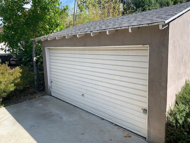 Building Photo - 10564 Ayres Ave