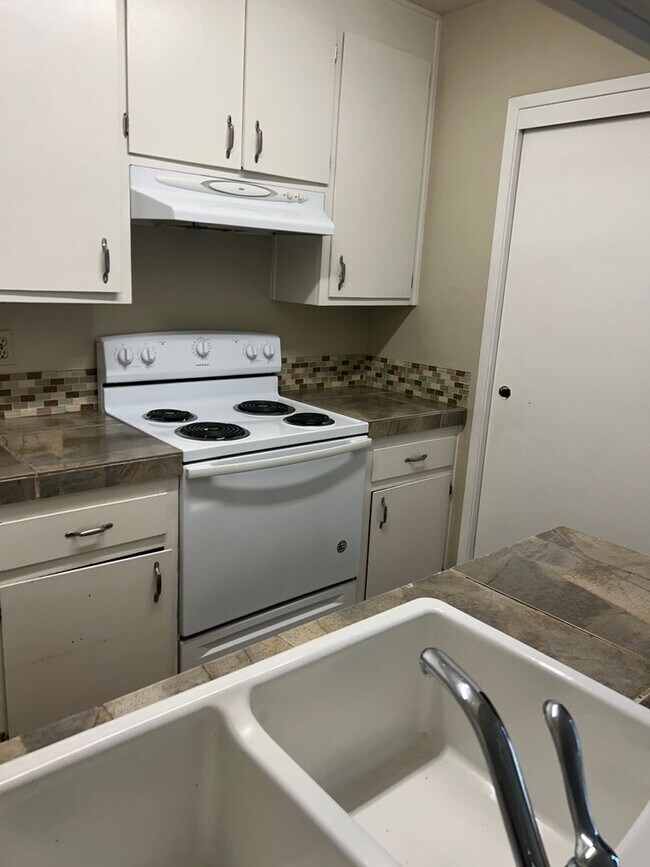 Building Photo - Lovely 2 bedroom 1 bath condo #1 unit