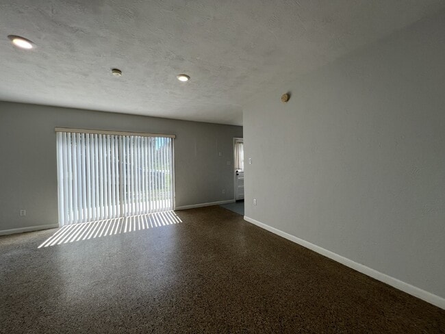 Building Photo - *Charming 2-Bedroom Bungalow with Fenced Backyard*