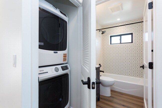 Building Photo - 2610-2612 Juan Street