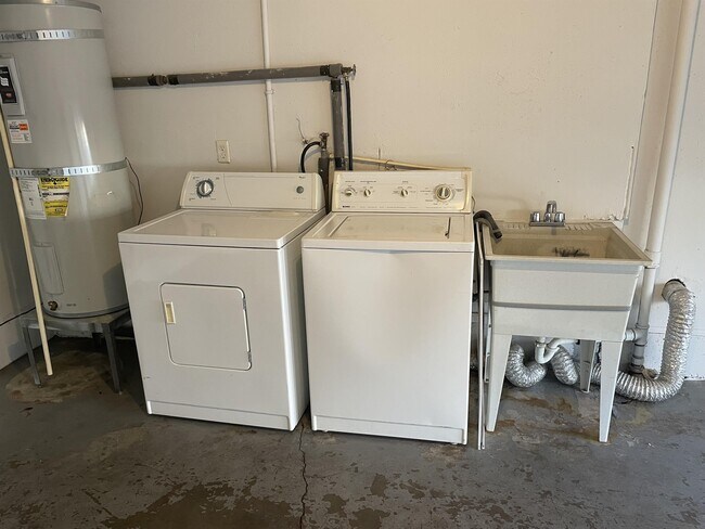 Building Photo - 1040 Spruce St NE