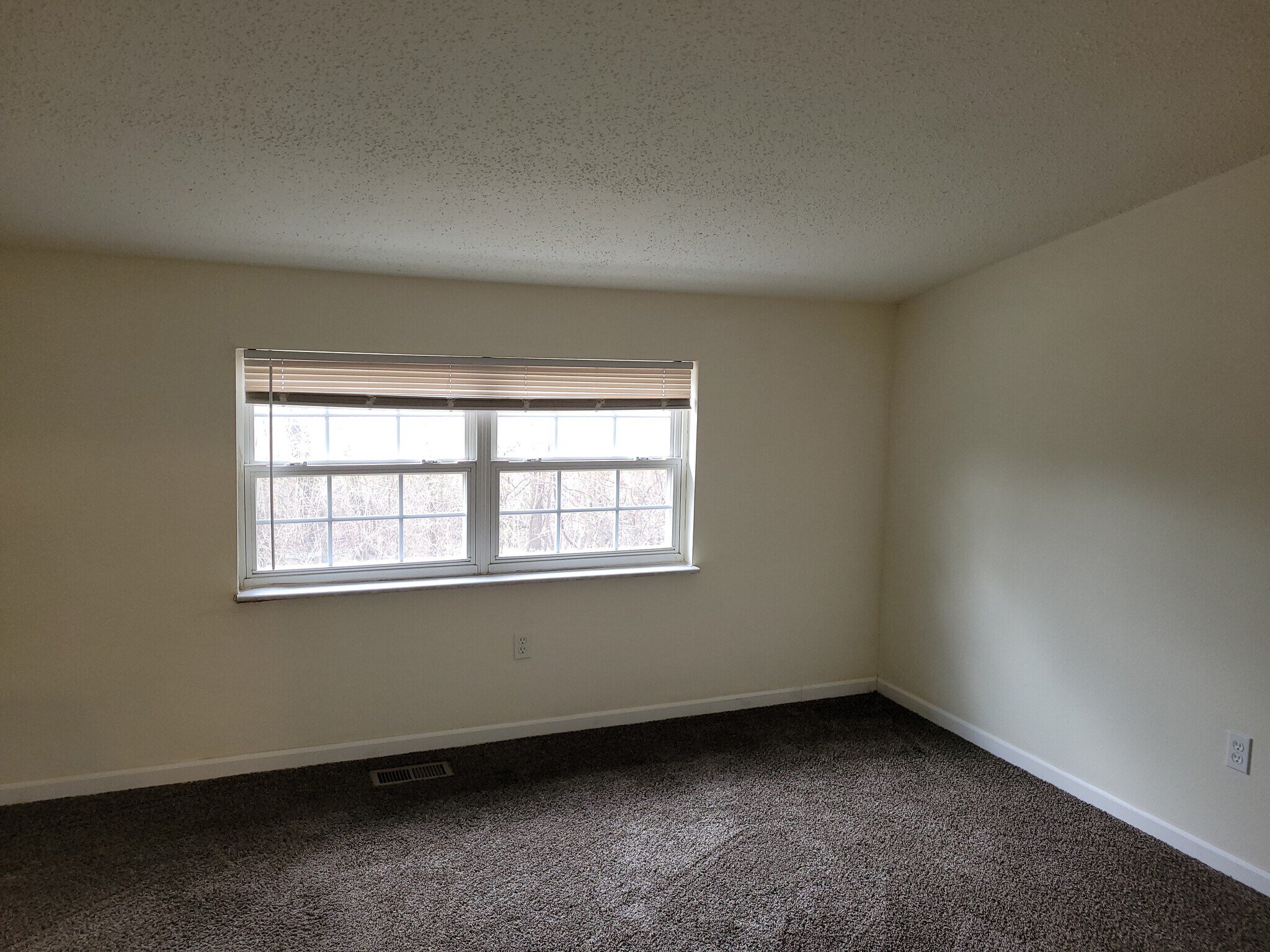 Building Photo - 1005 Village Circle Dr