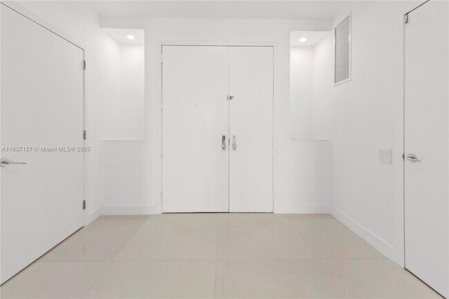 Building Photo - 808 Brickell Key Dr