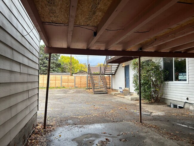 Building Photo - 400 E 4 plex