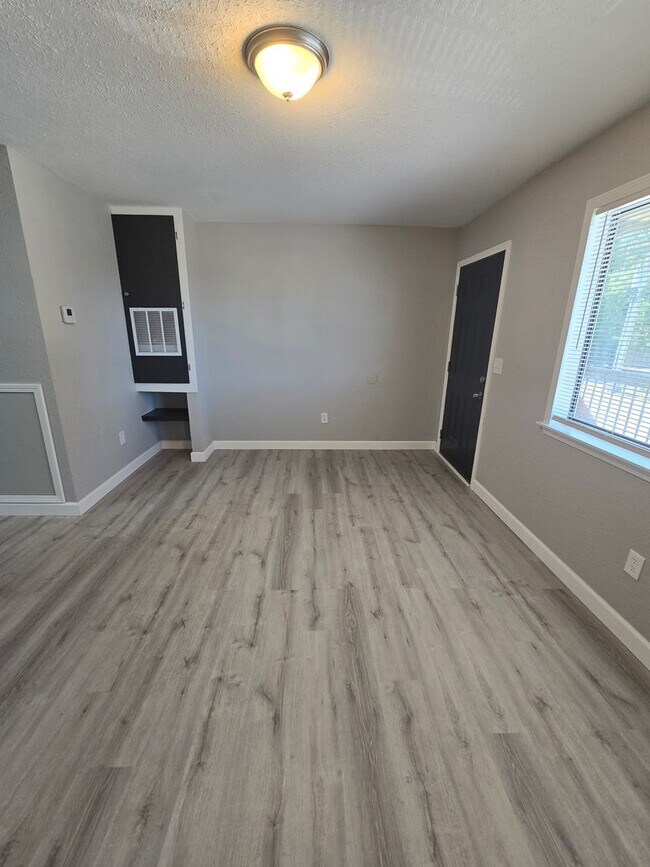 Building Photo - 1 Bedroom 1 Bathroom Apartment!