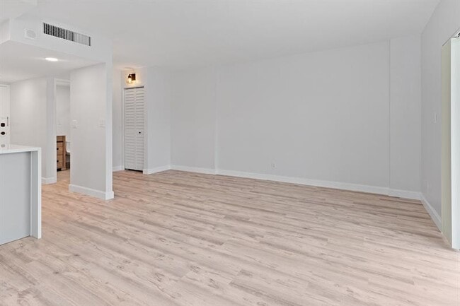 Building Photo - 2900 NE 30th St