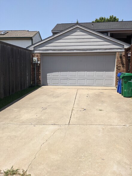 Two-car Garage - 1909 Lavaca Ct