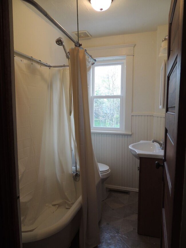 Building Photo - 3 Bedroom Townhouse in Pleasant Gap