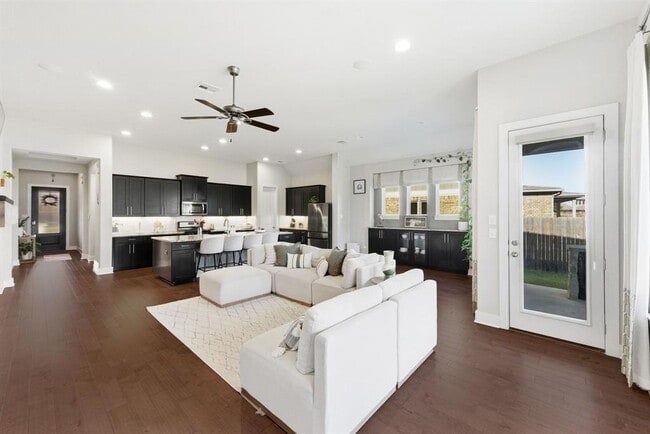 Building Photo - 108 Leon Loop