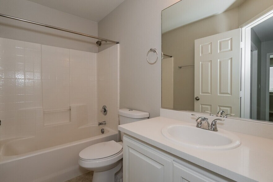 Building Photo - 530 Eresma St