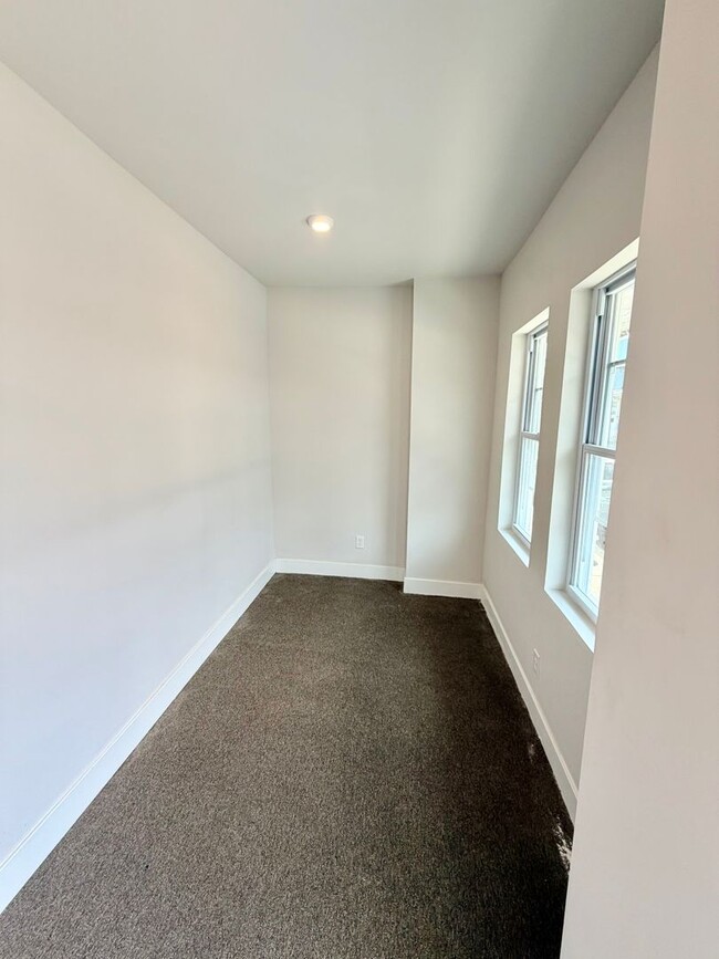 Building Photo - Pet-Friendly 3-Bedroom Home with Central A/C, In-Unit Laundry